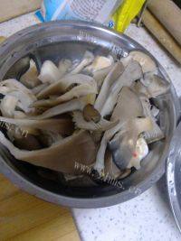 诱人蘑菇鸡蛋汤做法图解1)