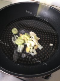 美味的竹芛莲菜炒肉做法图解11)