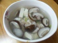 美味的蘑菇肉片汤