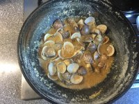 美味的椰浆咖哩蛤蜊浓汤做法图解8)