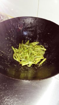 家常菜干煸四季豆做法图解4)