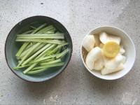 酸酸的柠檬芹菜梨汁做法图解3)