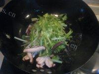 家常芹菜腊肉做法图解7)
