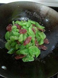 家常菜莴笋炒腊肠做法图解12)
