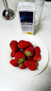 营养丰富的草莓奶昔做法图解1)