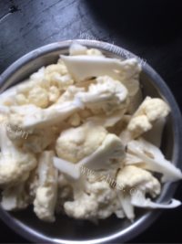 色泽鲜亮的花菜烧肉做法图解1)