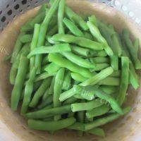 家常菜四季豆炒肉片做法图解4)