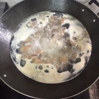 养颜花生莲藕猪脚汤做法图解4)