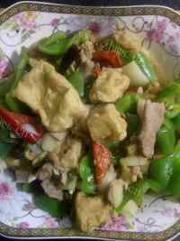 美味的豆腐泡炒青椒洋葱做法图解6)