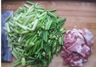 蒜台炒肉自制做法图解2)