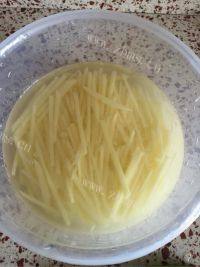 家常菜尖椒土豆丝做法图解2)