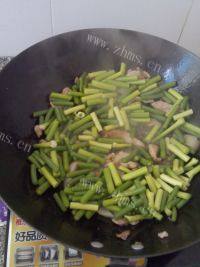 味道不错的蒜薹炒肉做法图解3)