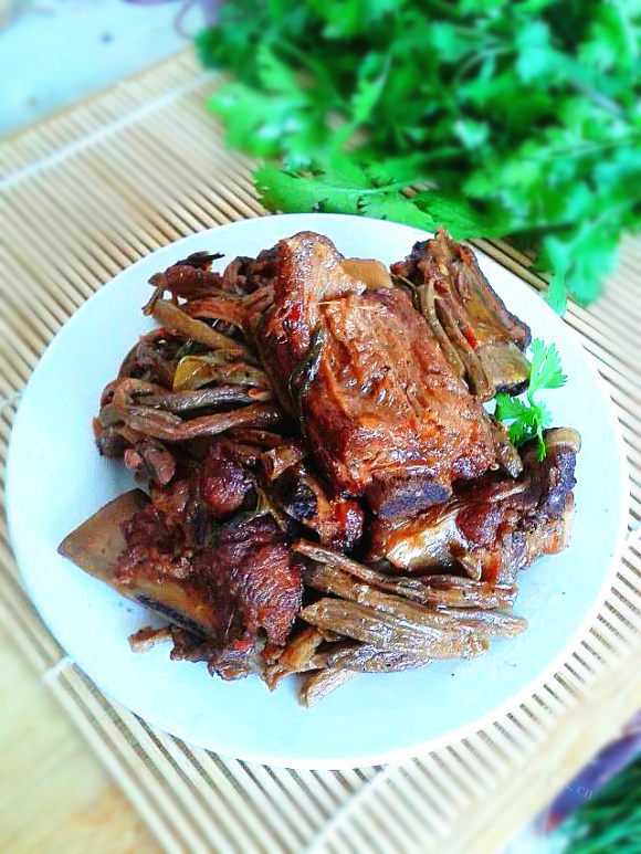 色泽鲜亮的排骨炖豆角