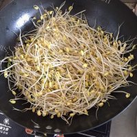 可口的清炒豆芽做法图解4)