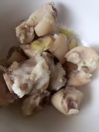 自制茶树菇黄豆猪蹄煲做法图解6)