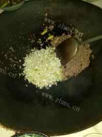 喷香的芹菜炒牛肉做法图解5)