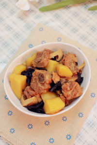 家常菜土豆焖排骨