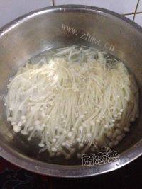 简易的炝拌金针菇做法图解4)