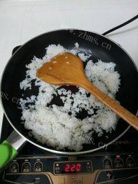 老爸做的虾仁炒饭做法图解3)