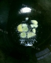 鲜香的西红柿鸡蛋汤做法图解2)