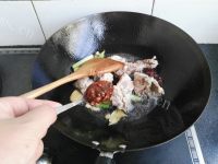 热腾腾的胡萝卜山药炖排骨做法图解6)