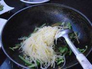 秀色可餐的尖椒土豆丝做法图解7)