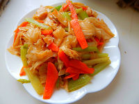 家常菜西芹炒豆皮