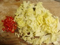 家常菜白菜炒肉做法图解1)
