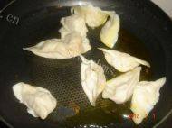 秀色可餐的油煎饺子做法图解2)