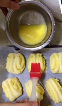 自制椰蓉面包做法图解10)