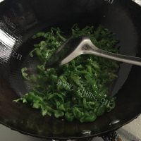 美味的青椒炒面筋做法图解3)