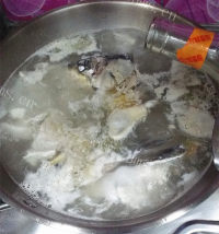 自制鱼头鱼骨汤做法图解5)