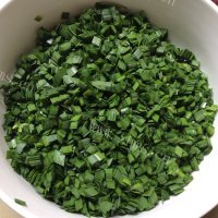咸甜适中的韭菜鸡蛋煎饺做法图解1)
