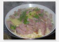 家常菜咸肉蒸百叶