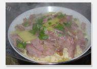家常菜咸肉蒸百叶