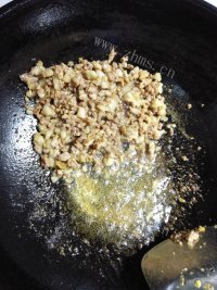 回味无穷的肉末酸豆角粉条做法图解6)