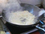 西红柿炒土豆丝做法图解3)