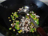 美味的鸡丁炒饭做法图解8)