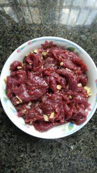 家常菜青瓜炒牛肉做法图解2)