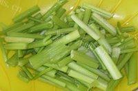 家庭版芹菜炒粉条做法图解1)