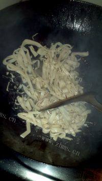 家常菜芹菜炒豆腐皮做法图解5)
