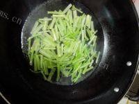 鲜香的芹菜炒鱿鱼做法图解4)