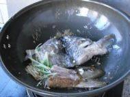 鱼头炖豆腐做法图解4)
