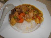 饱满的咖喱鸡肉饭