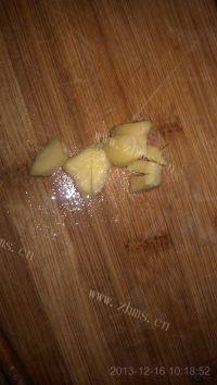 美味的龙骨莲藕汤做法图解3)