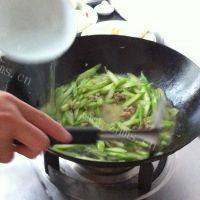 家常菜芦笋炒肉做法图解6)