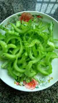 家常菜菜梗炒肉做法图解2)