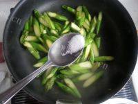 口感饱满的腊肠炒芦笋做法图解10)