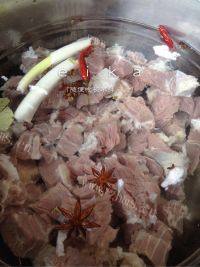 美味的西红柿牛肉手擀面做法图解3)