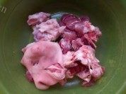美味的玉米萝卜大骨汤做法图解1)